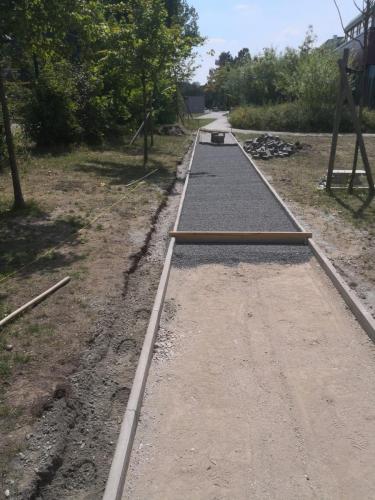 Graben gezogen für Radwegherstellung - 3 von 4