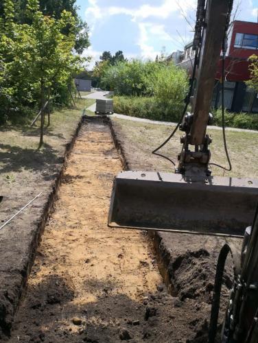 Graben gezogen für Radwegherstellung - 2 von 4